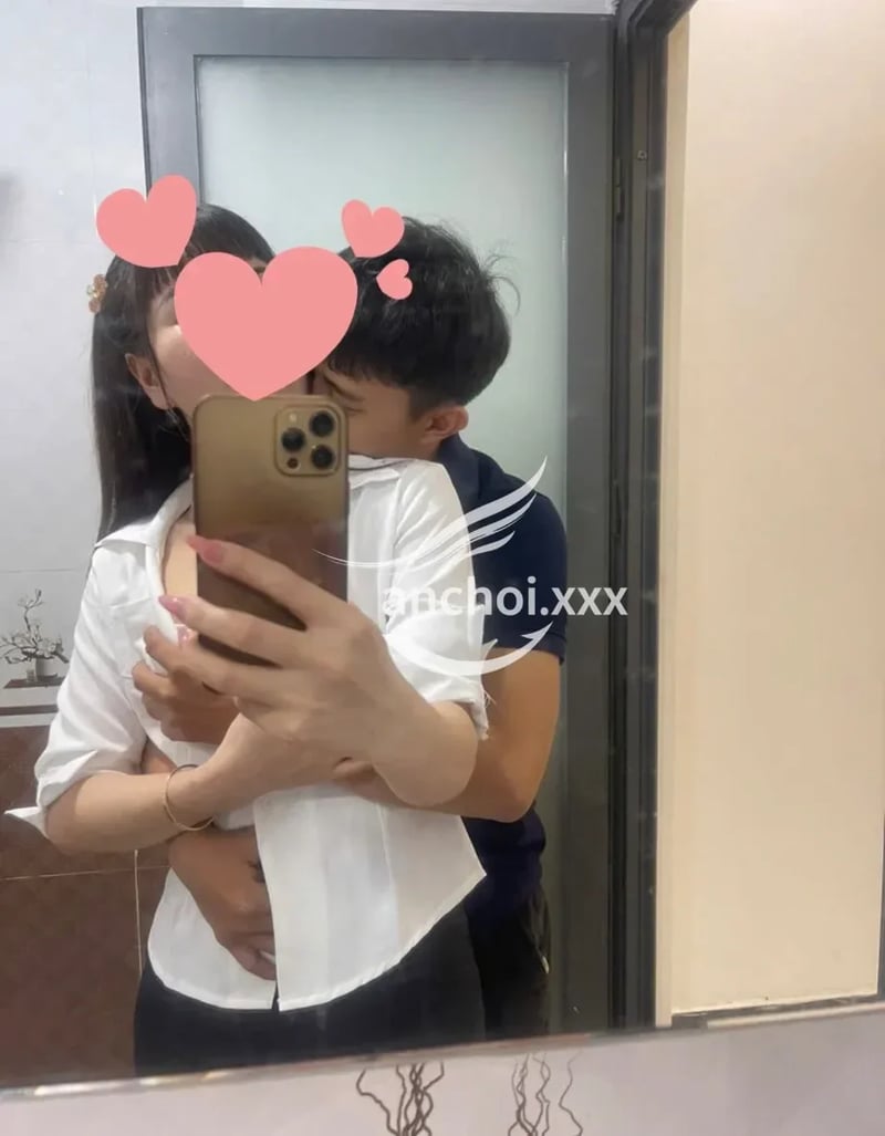 e này cứ ôm ấp sờ mó như ng tình vậy