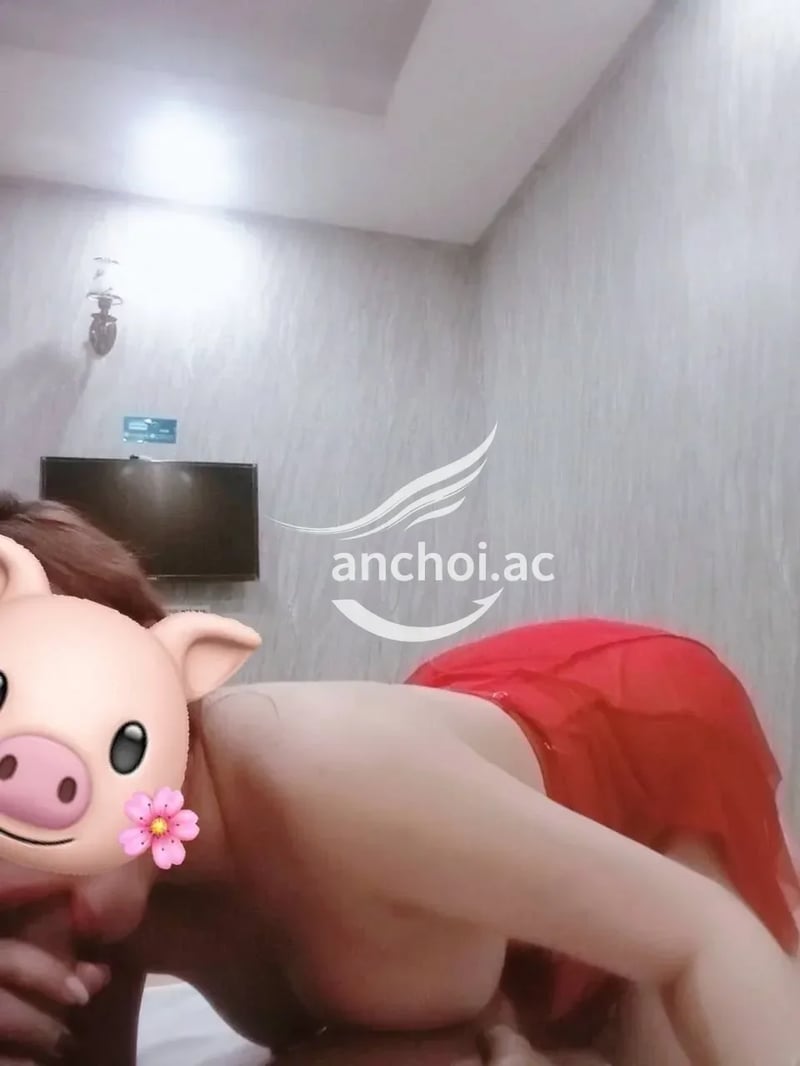 Bé trắng trẻo xinh gái, nói chuyện ngoan hiền dễ thương