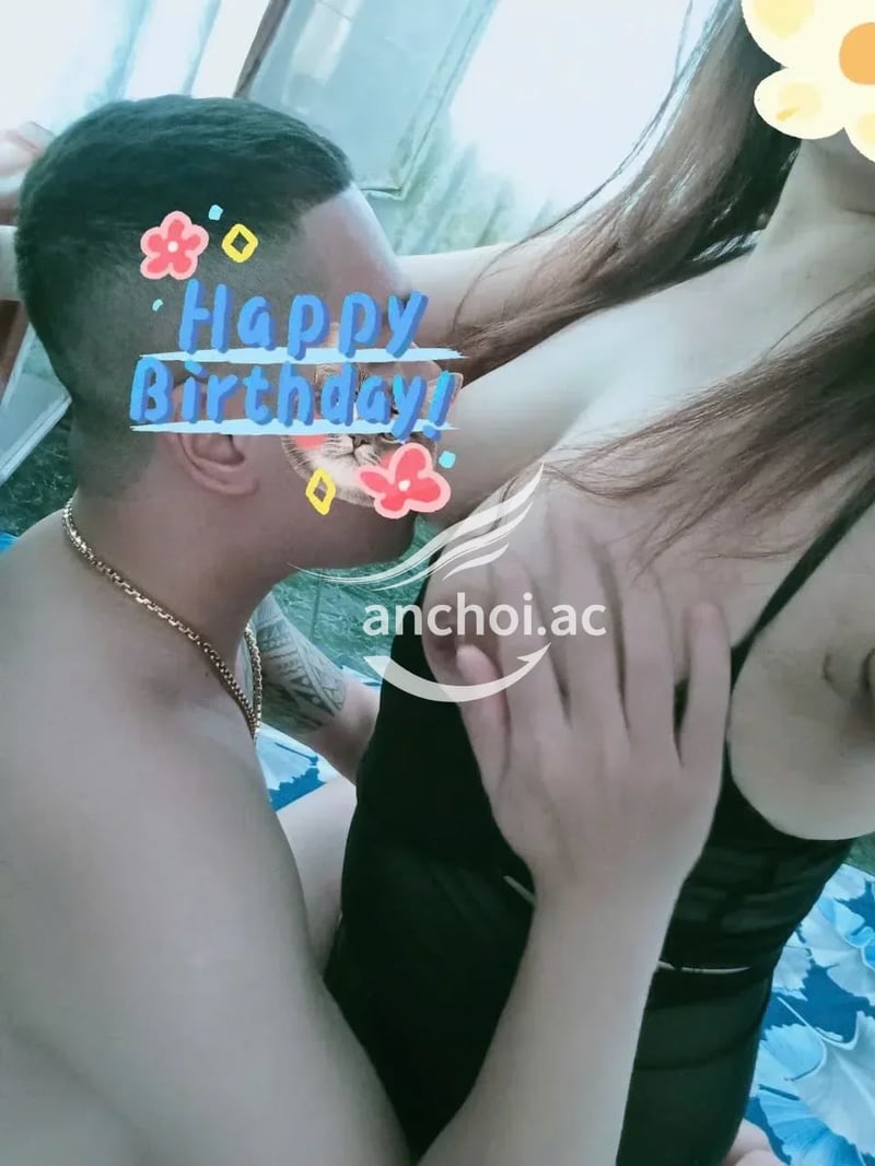 đụ em 1 lúc bắn luôn, em rất nhanh lấy tay vuốt cặc cho ra bằng hết, chưa gặp em