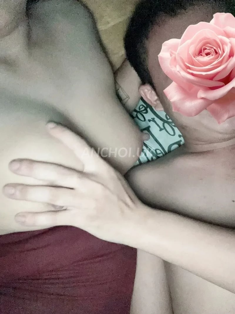 Cặp vú e to mềm bóp đã tay, phục vụ rất chu đáo, ko hối thúc khách hàng