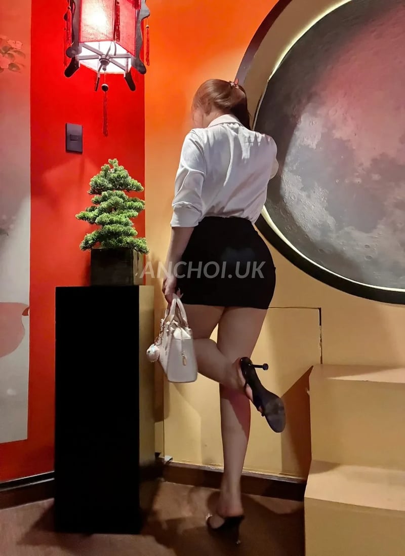 E dễ thương, body ngon đẹp. Sexy. chơi hôm qua mà nay đã thèm lắm rồi