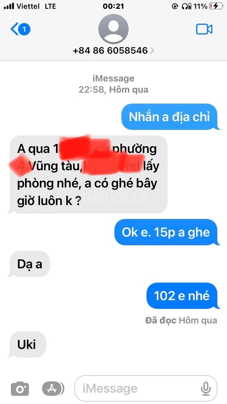 Dáng dấp khá đẹp, ăn mặc sexy, mặt mũi xinh xắn ưa nhìn, em nó cười tươi, nói ch